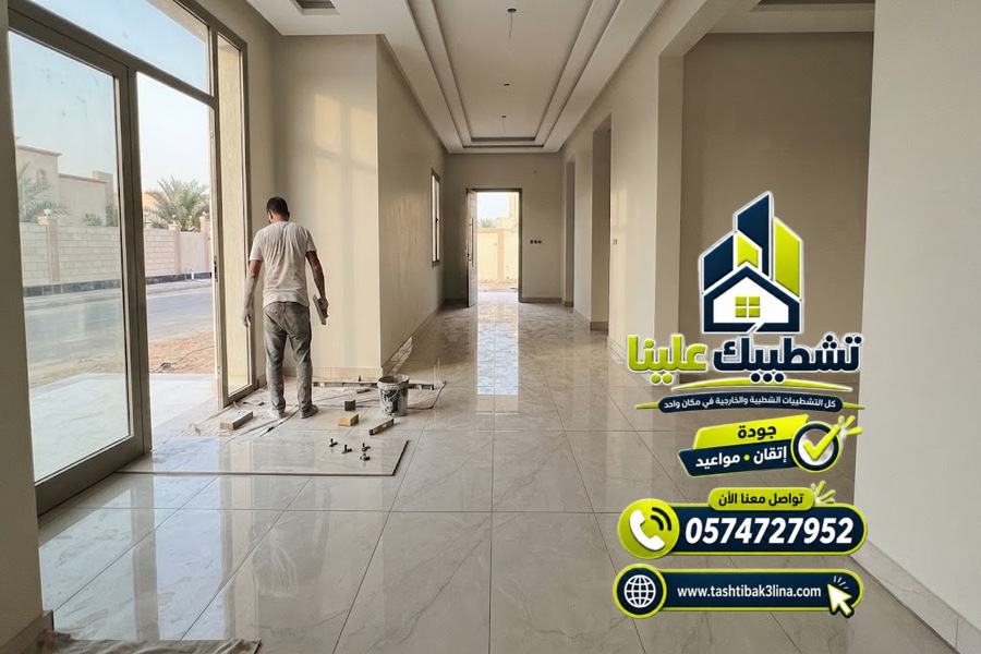 توزيع قطع البلاط وتنفيذ القصات وضبط الفواصل بالمداخل والممرات بالمدينة المنورة